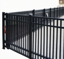 China Supplier Fence Metal Welding Flat Top Style 